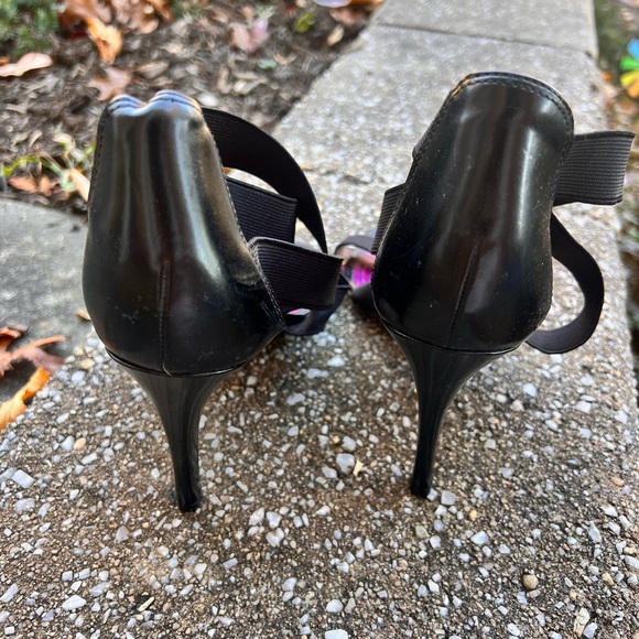 Tahari Ashley Black Sandals - Picture 7 of 11